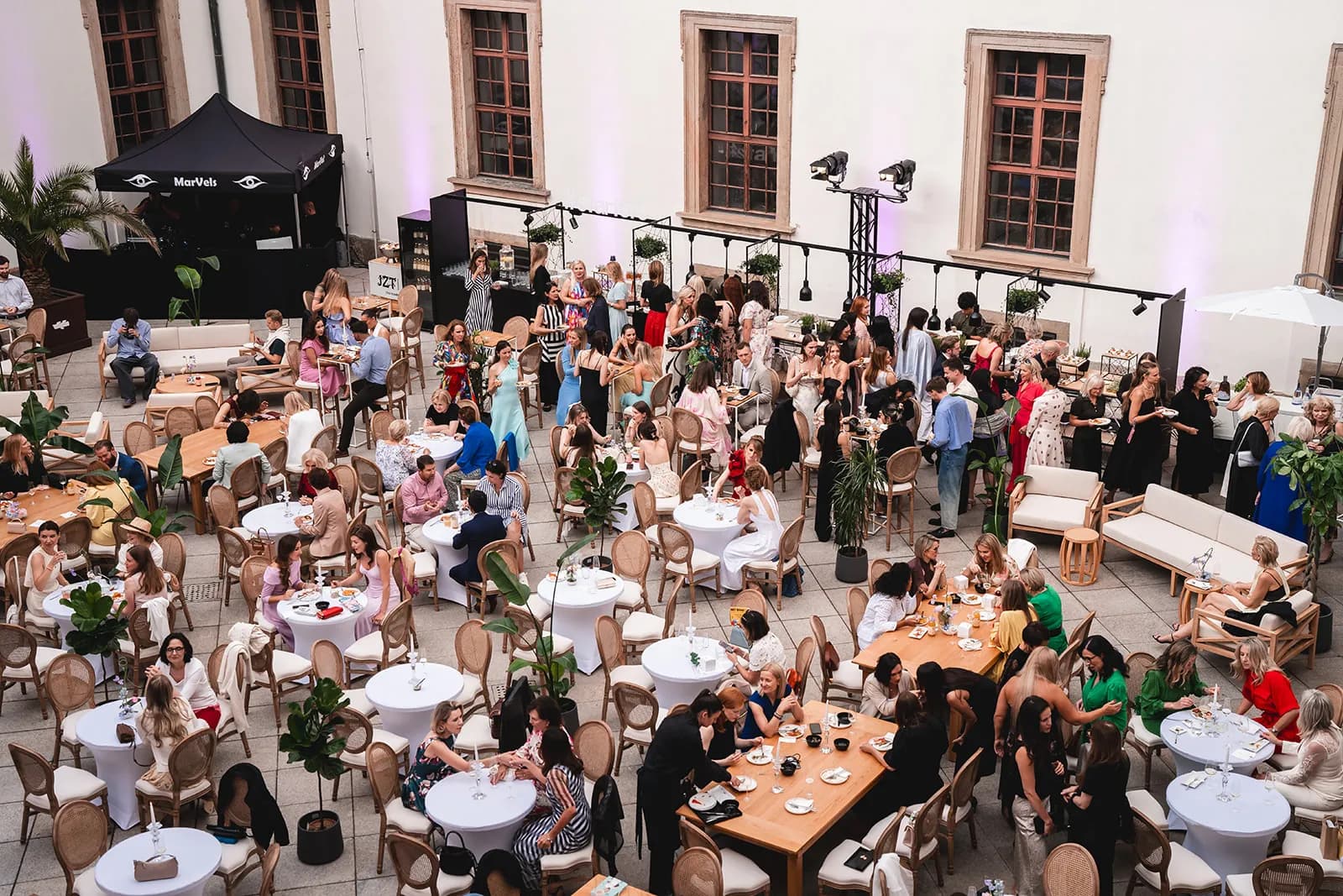 Afterparty na nádvoří Břevnovského kláštera při Forbes Women's Gala