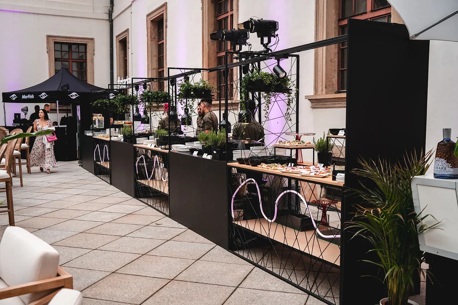 Kuchaři a servisní tým IN CATERING na nádvoří Břevnovského kláštera