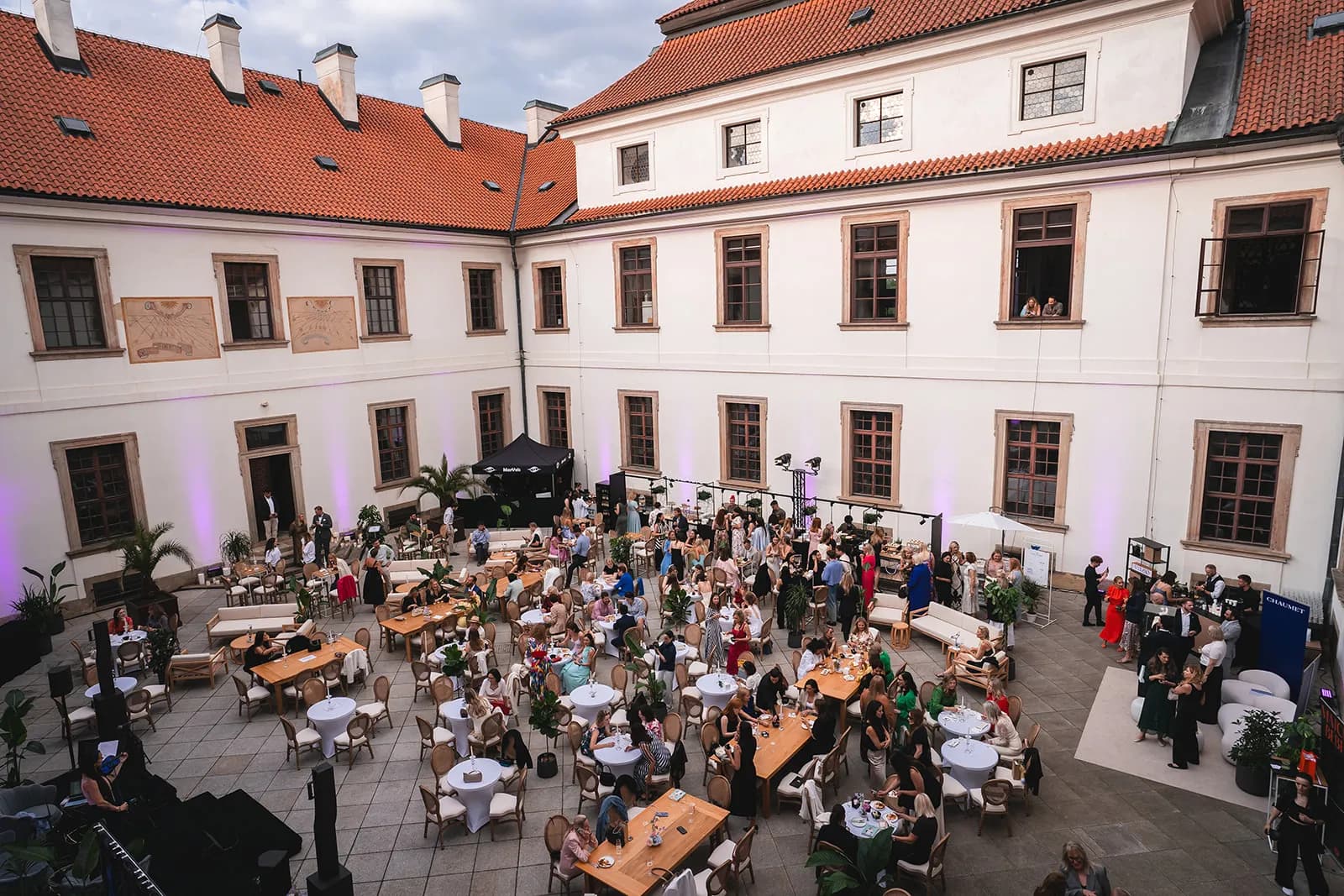 Forbes Women's Gala 2026 – slavnostní večeře na nádvoří Břevnovského kláštera pro 183 hostek