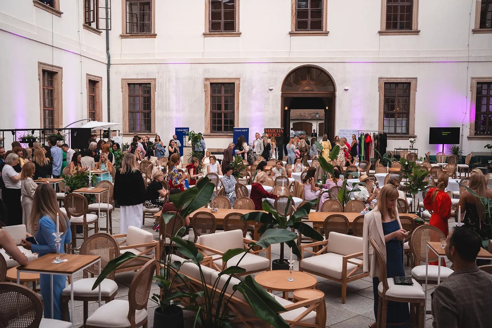 Networking na nádvoří Břevnovského kláštera při Forbes Women's Gala