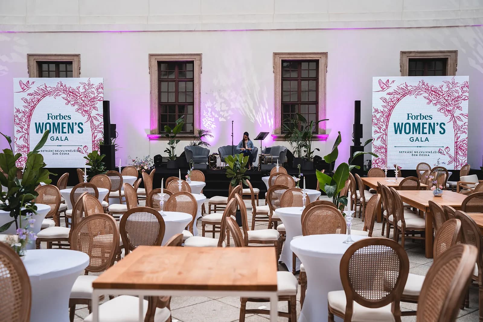Pódium Forbes Women's Gala na nádvoří Břevnovského kláštera
