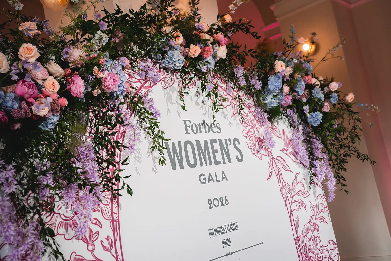 Květinová uvítací brána Forbes Women's Gala 2026 v Břevnovském klášteře