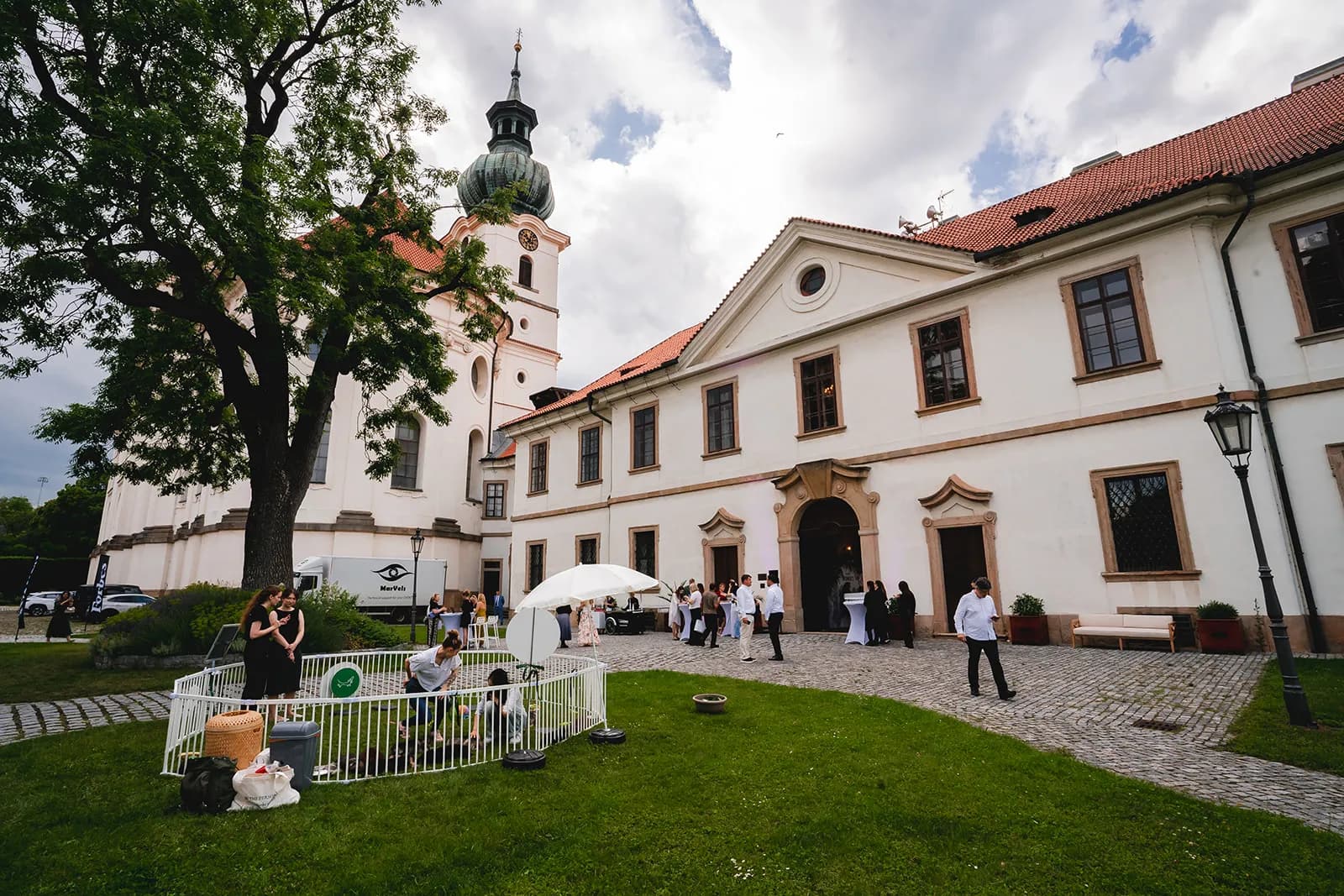 Welcome u prelatury Břevnovského kláštera s věží baziliky svaté Markéty