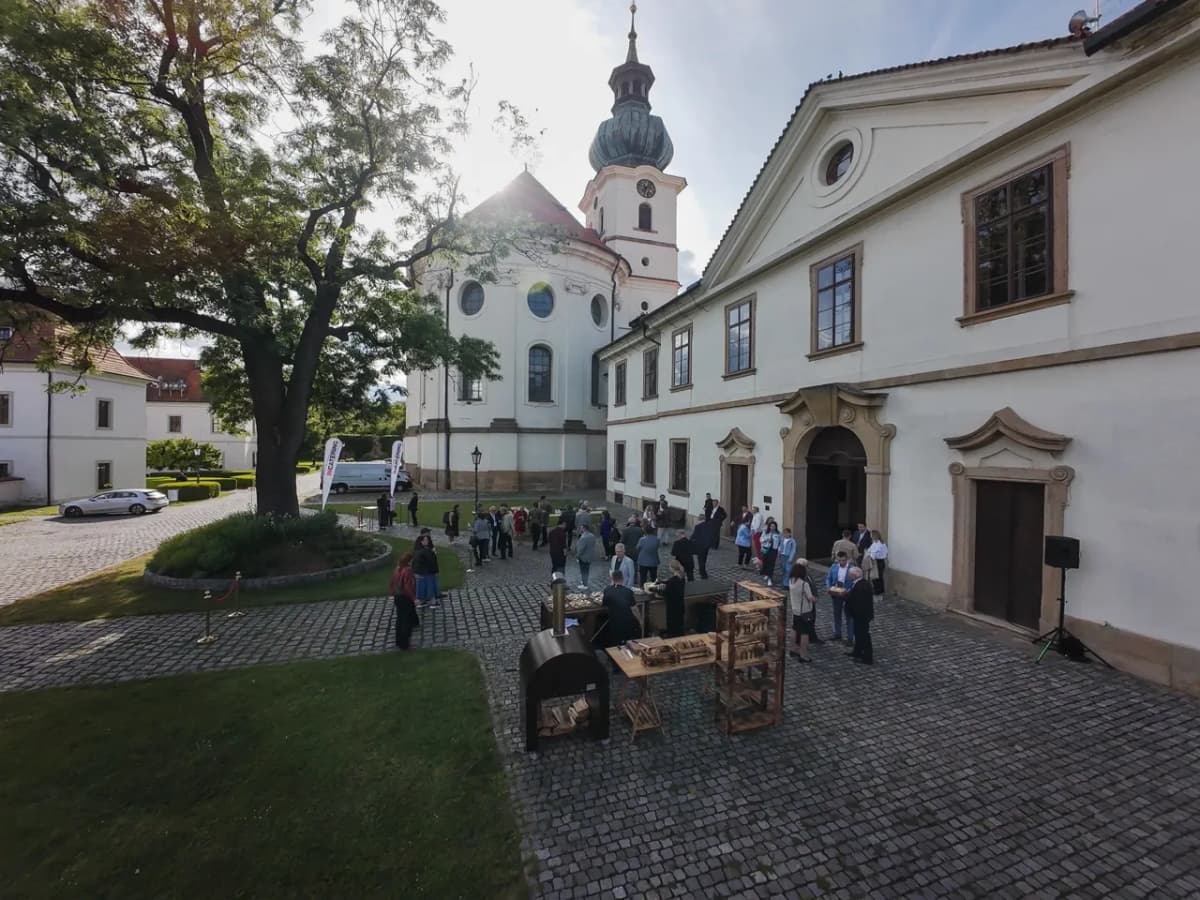 Exteriér Břevnovského kláštera s parkováním a přístupem