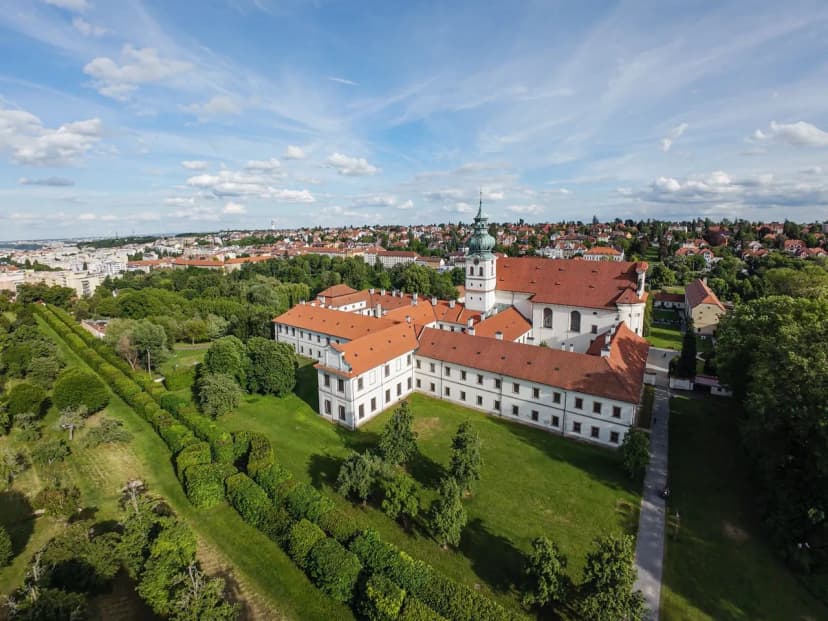 Břevnovský klášter z výšky – celý areál pro firemní večírek