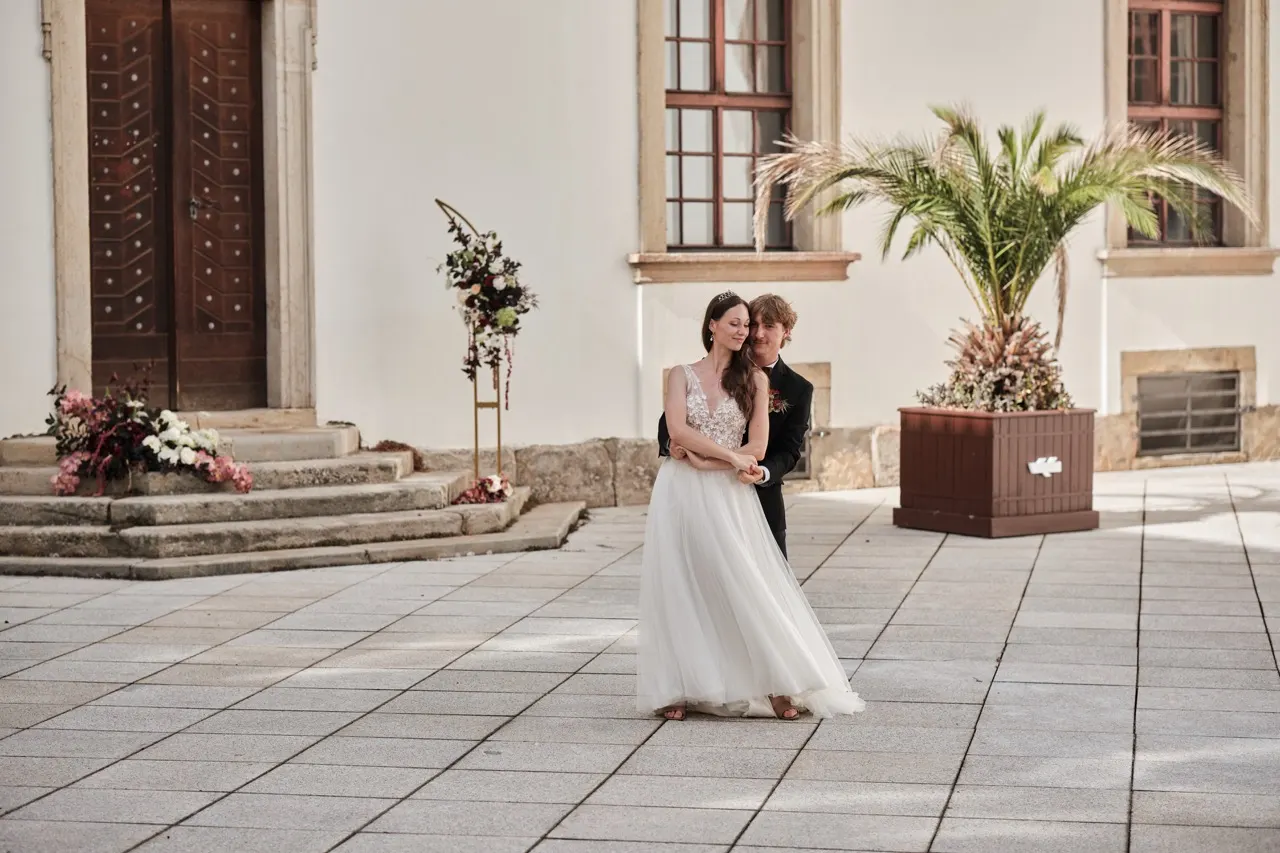 Monastery courtyard – wedding welcome drink in Prague