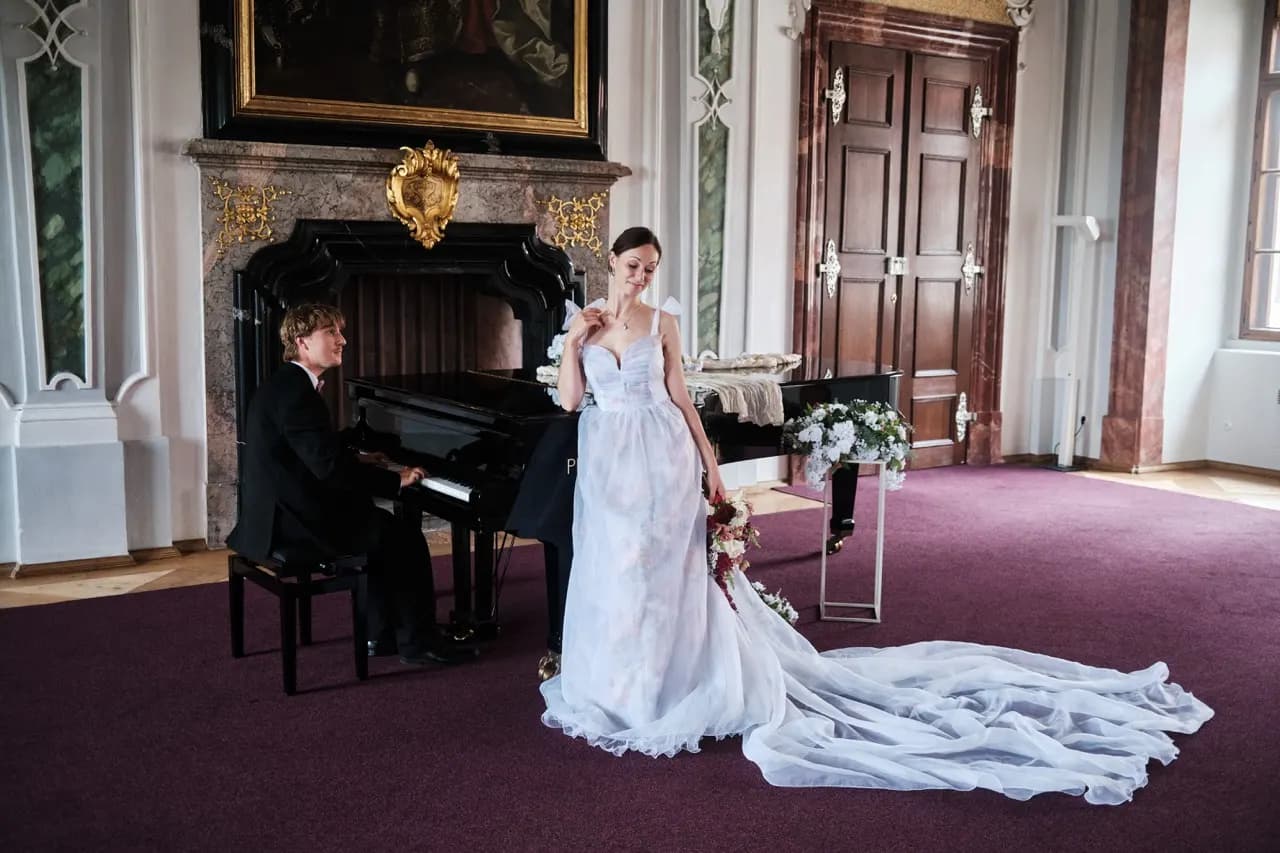 Theresian Hall with piano – wedding day atmosphere in Prague